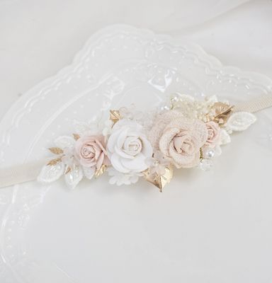 Delikatny wianuszek na chrzest z ażurowymi listkami