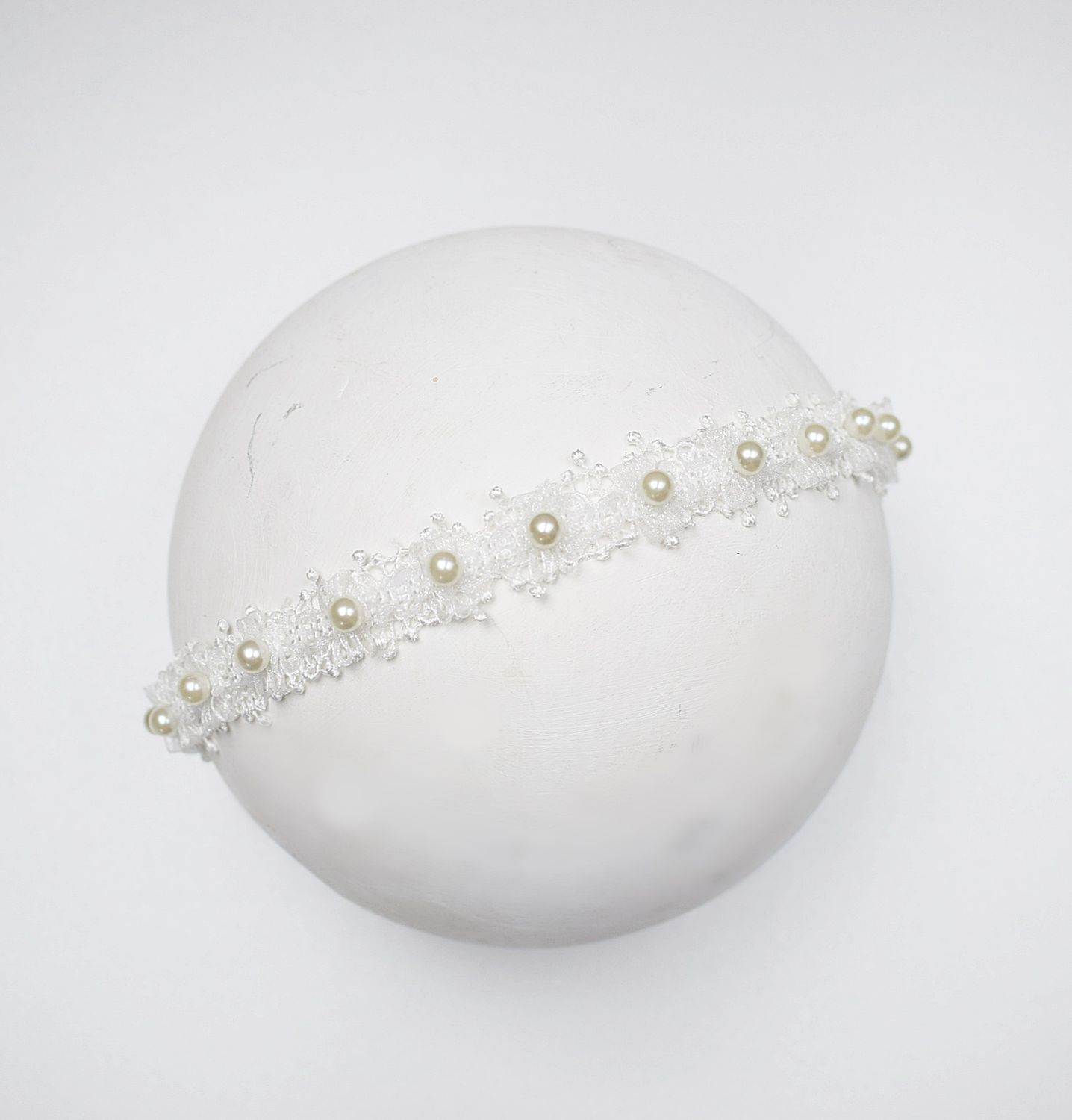 Delikatna ażurowa z perełkami śmietanka