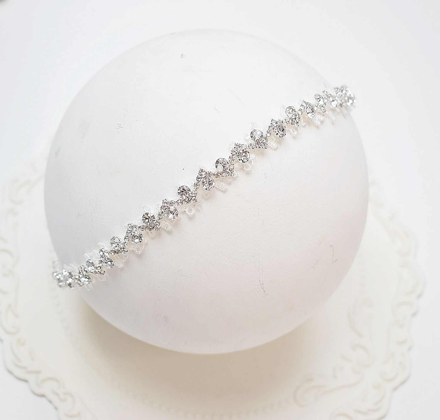 Ozdobna aplikacja z kryształków, srebro mniejsza