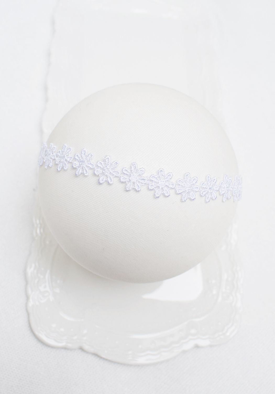 Delikatna ażurowa aplikacja na chrzest, foto biel