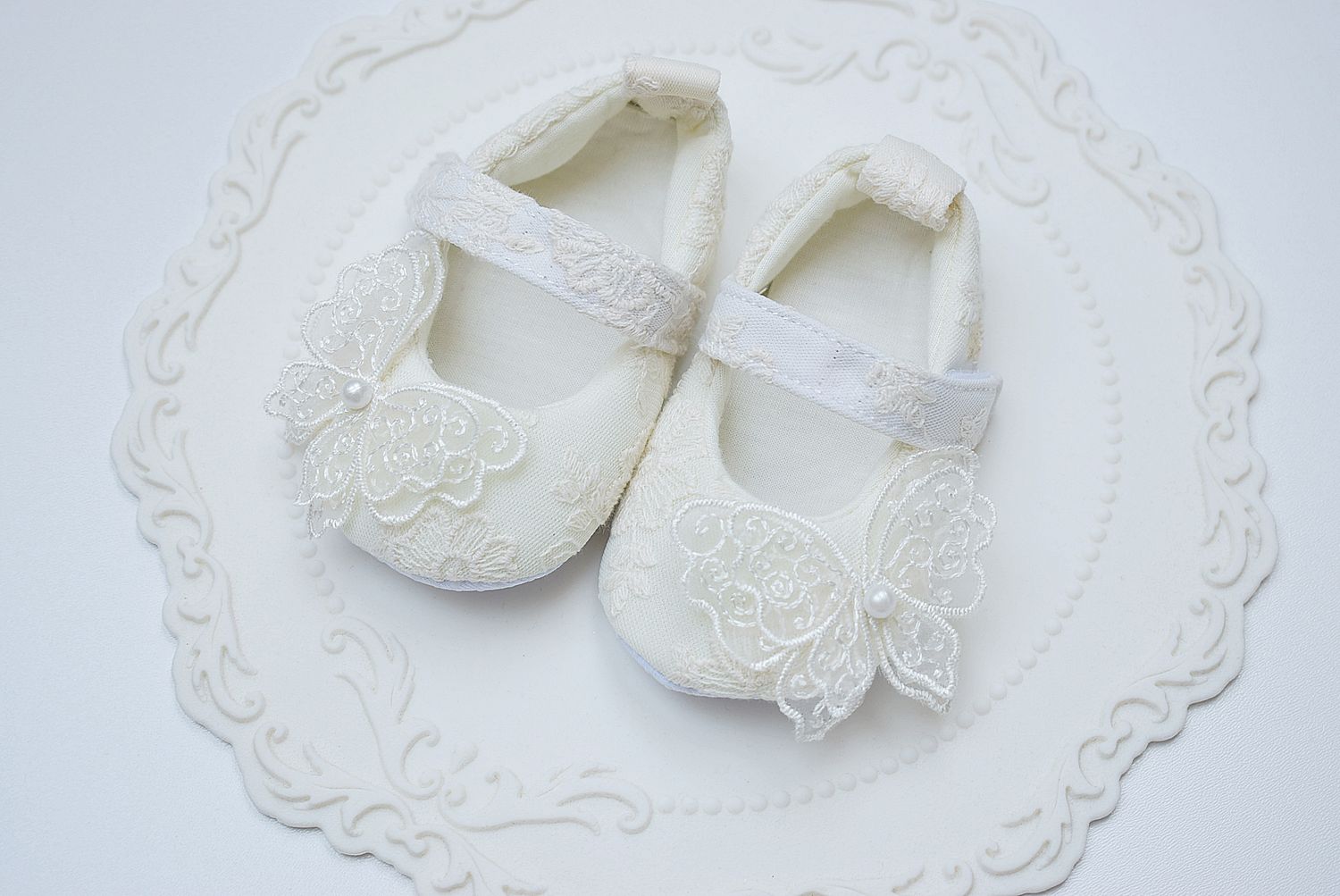 Buciki do Chrztu śmietankowe z motykami 0-6 mcy