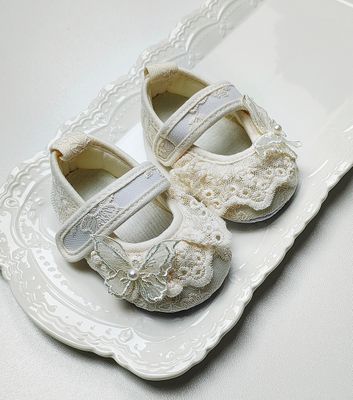 Buciki do Chrztu śmietankowe z motykami i falbanką 0-6 mcy