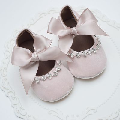 Buciki do Chrztu  pastelowy łososiowy róż Rozmiar 0-6 miesięcy delikatne  kryształki