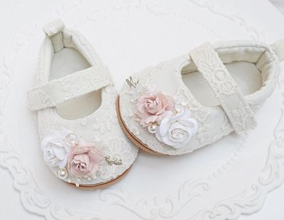 Ozdoba na buciki nude pink kremowa biel