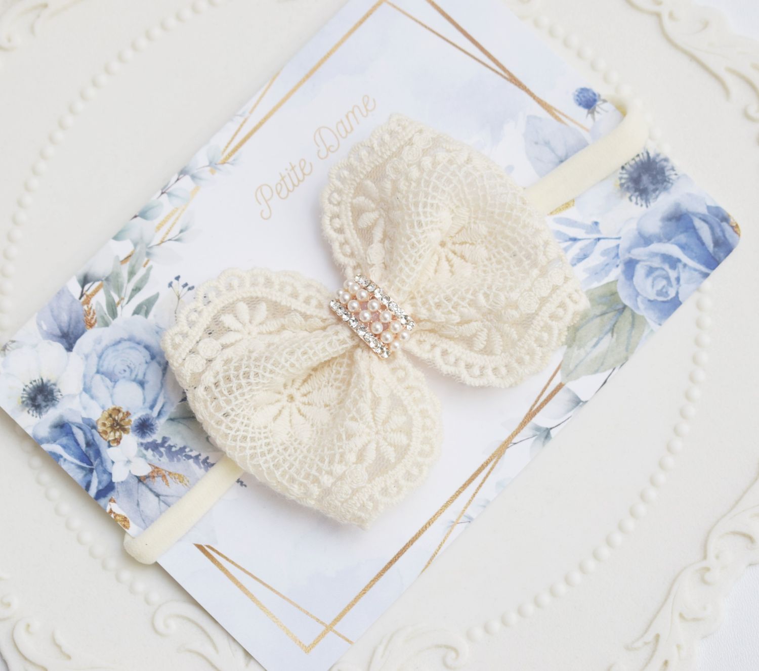 Kokarda koronkowa kremowa z ozdobną cyrkonią opaska/spinka