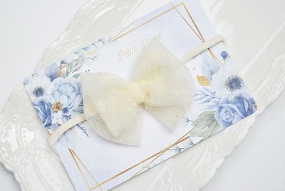 Opaska kokarda  kremowa z tiulowa z nakrapianymi kwiatkami