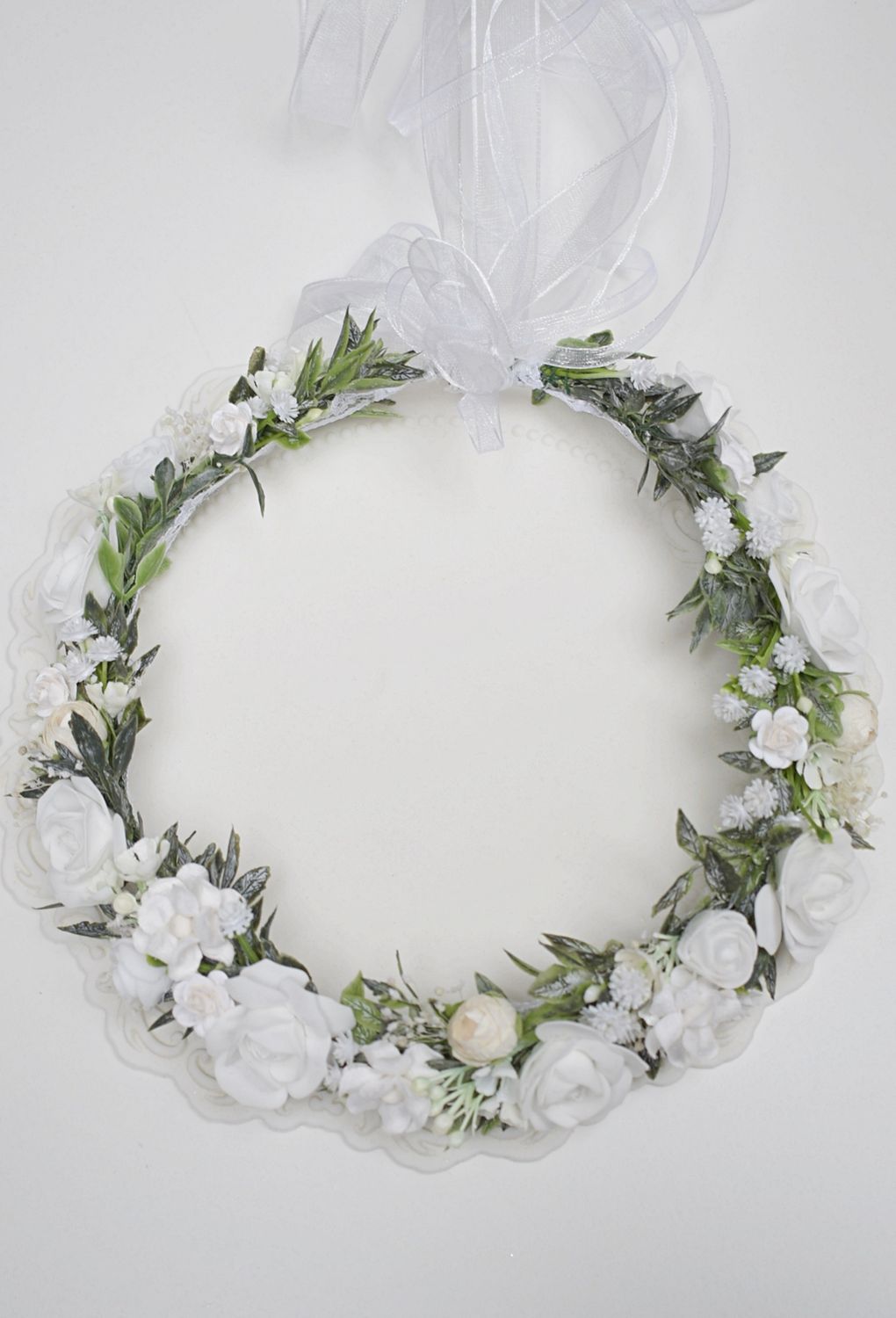 Wianek komunijny Białe róże, gipsówka.