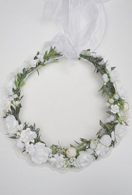 Wianek komunijny Białe róże, gipsówka.