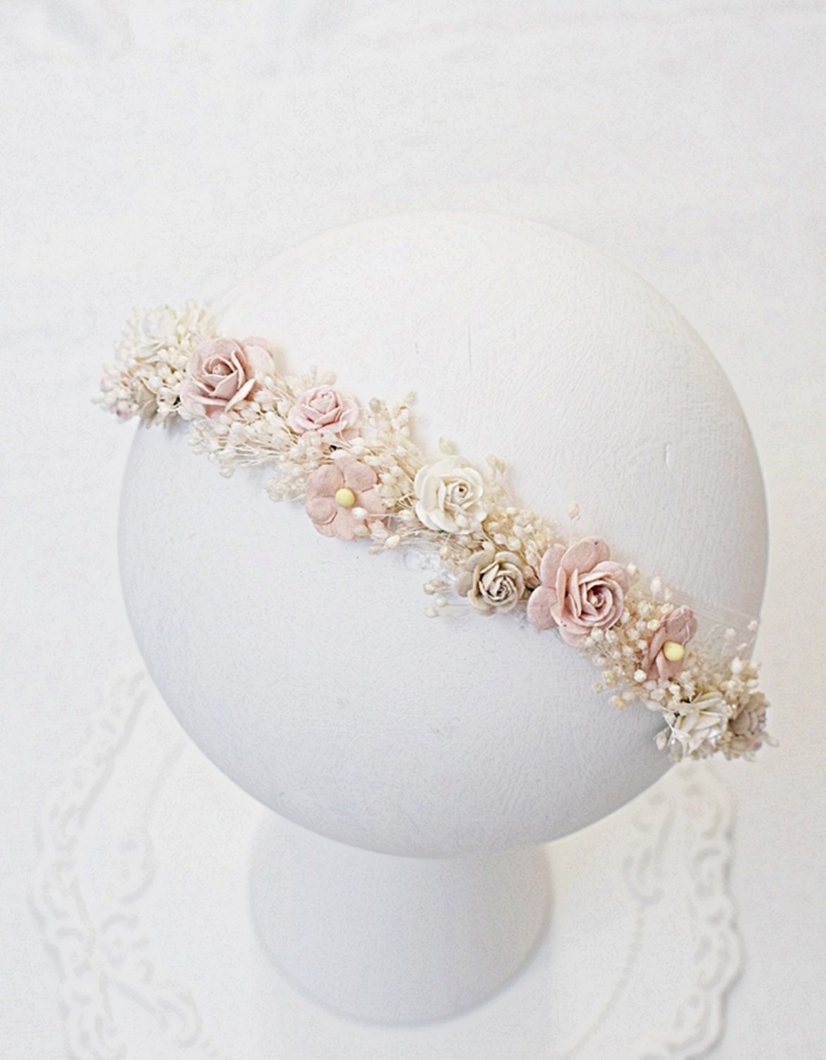Wianuszek boho z perełkami pudrowy róż, biel