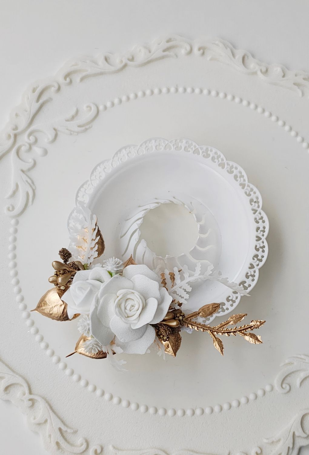 Ozdoba  na świecę z okapnikiem biel złoto