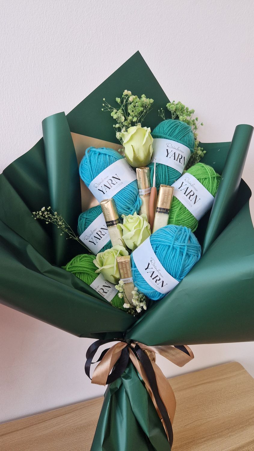 Bukiet z włóczki z szydełkami i Merci Dzień Babci