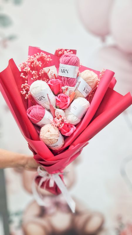 Bukiet z włóczki z szydełkami, Rafaello, Dzień Babci