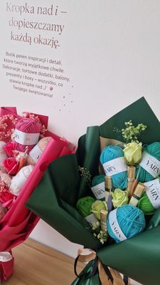Bukiet z włóczki z szydełkami i Merci