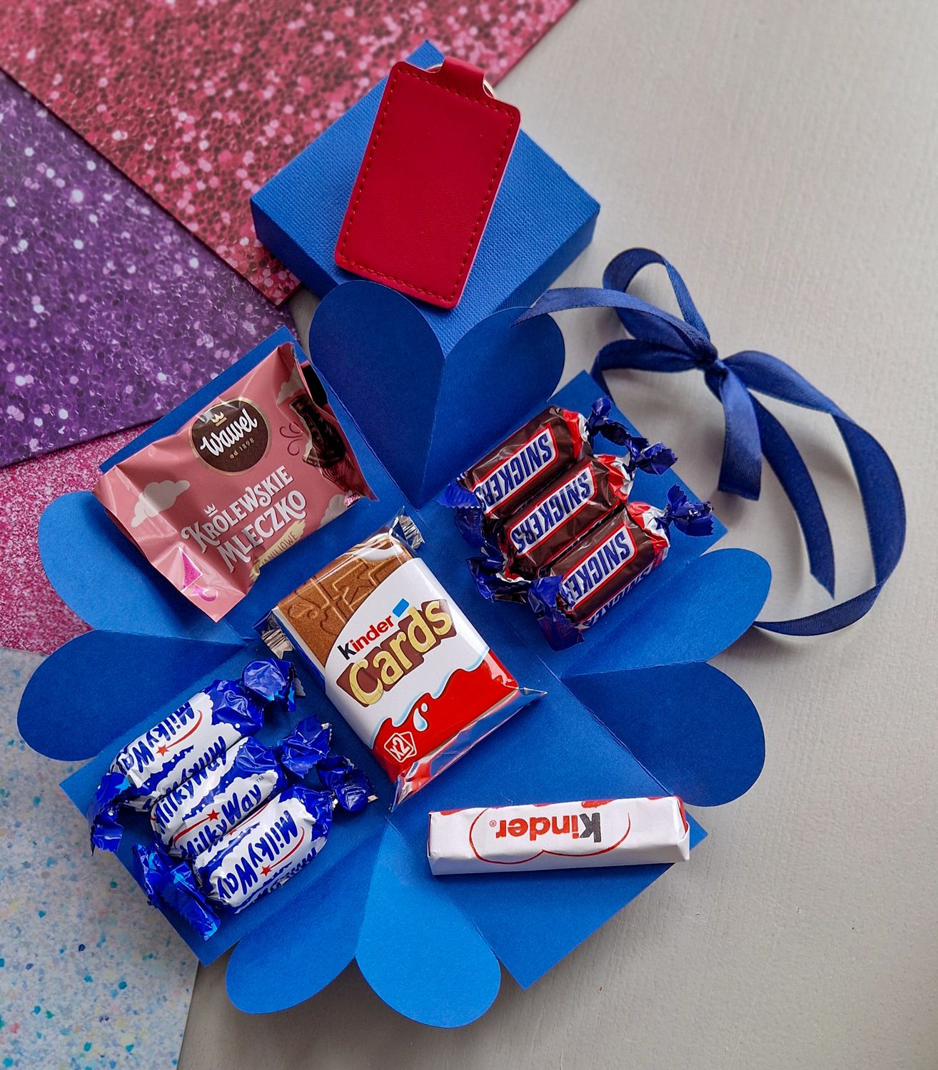 Słodki Exploding Box z brelokiem