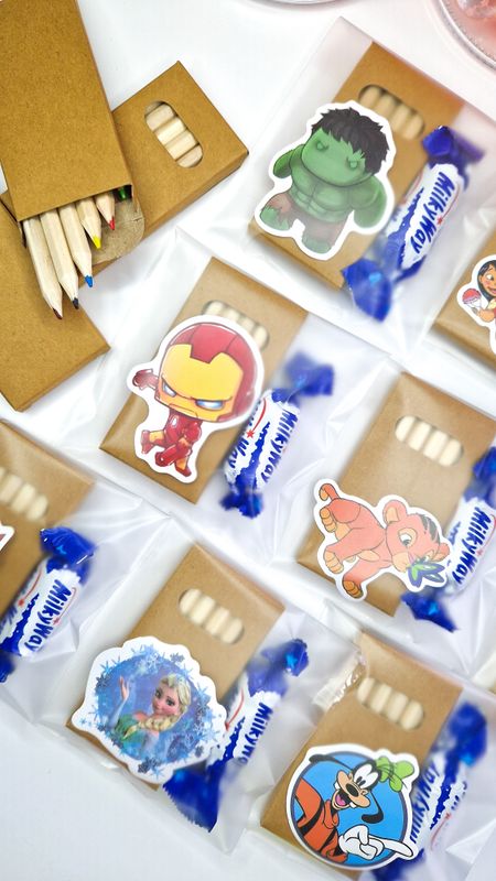 Party Kredki+ naklejka+ słodycz