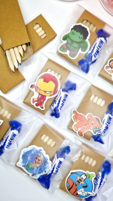 Party Kredki+ naklejka+ słodycz