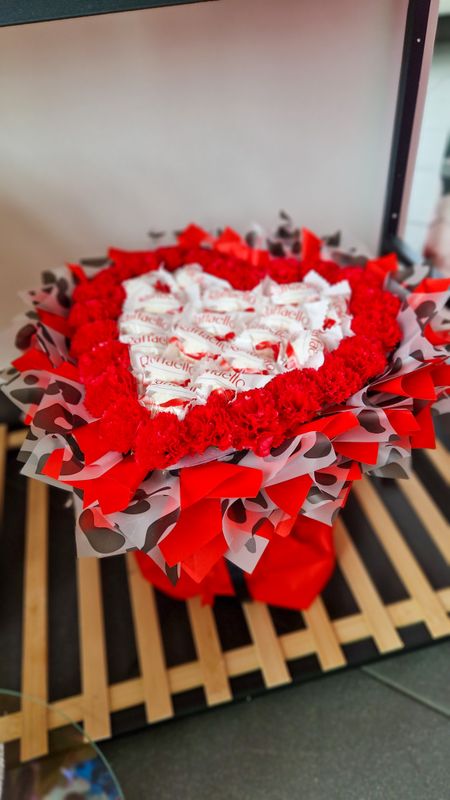 Bukiet Serce Rafaello z Goździkami mydlanymi