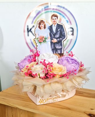 Box z Kwiatami mydlanymi i topperem personalizacja