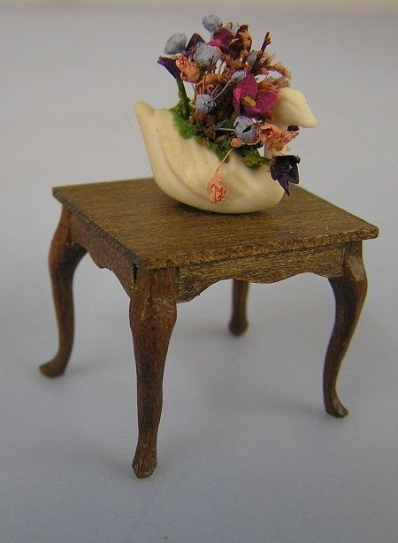 1/24 Scale End Table and Floral Arrangement ala504