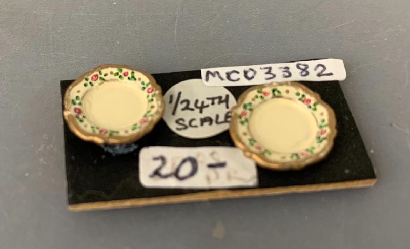 1/24th Cream and Gold Plates mc03382