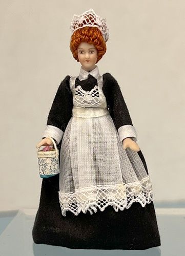 1/24th Nurse or Maid in Costume mc031032