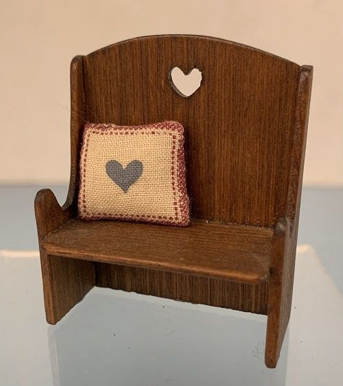 1/24th Settee w/Heart Cutout and Pillow mc05869
