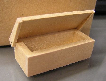 1/24th Unfinished Wooden Box with Working Lid ch22547