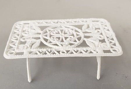 1/24th White Metal Patio Table MC02058