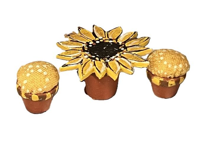1/48" Scale Sunflower Sue Table and Two Stools sfs017