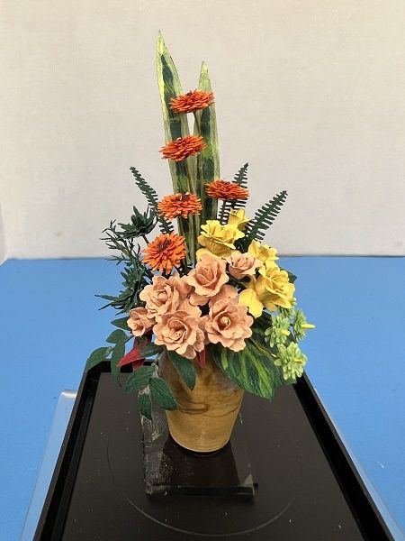 "Reaching for the Sun" Arrangement by Paula Gilhooley lv22310