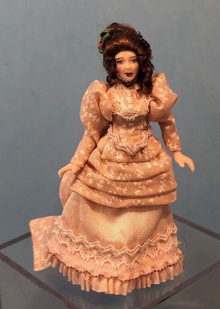 1/24th Dark Haired Lady in Pink Print stu63327