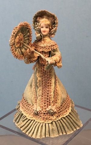 1/24th Elegant Lady in Green stu63329