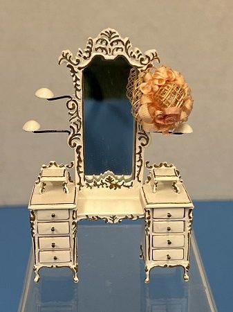1/24th Hat Holder in White and Gold by Bespaq mc05701