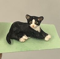 1/24th Laying Black and White Cat 275371