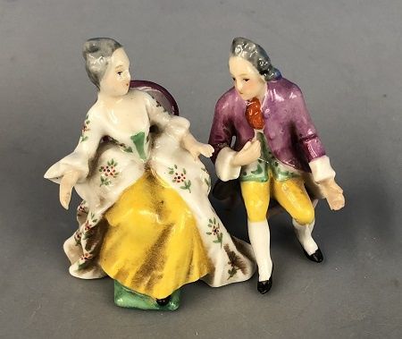 1/24th Scale "The Gossip" Couple - China-Glazed mc02605