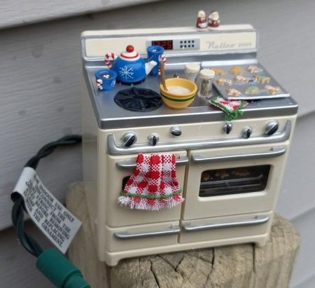 2004 Hallmark Christmas Cookies Fragrance Stove Ornament Light QLX7611