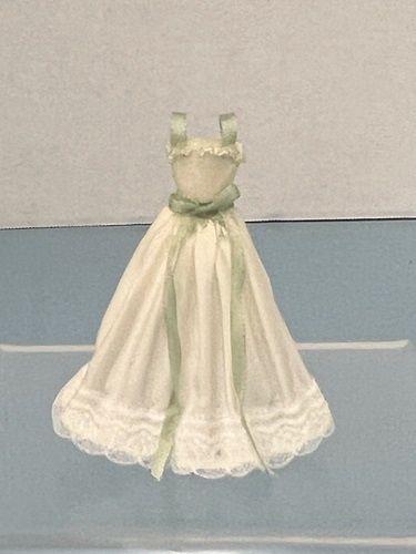 1/24th Beautiful Fancy Dress in Ecru mn410