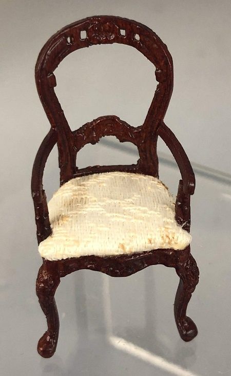 1/24th Mahogany Armchair with White Cushion MC02037