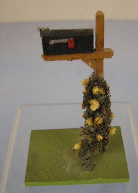 1/24th Mailbox with Creeping Flowers ala760