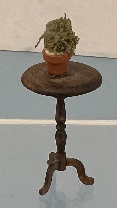 1/24th Walnut Round Table with Potted Plant ala986