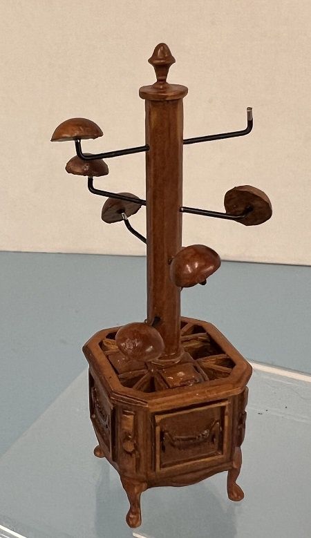 1/24th Walnut Store Hat Display besS-1908