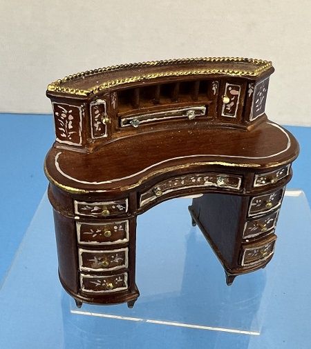 1/24th Bespaq Hand Painted Desk ala655