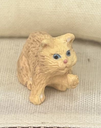 1/24th Orange Cat with Paw Up mc1015x