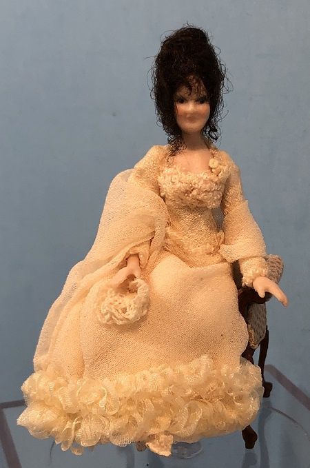 1/24th Sitting Lady in Ivory stu63332