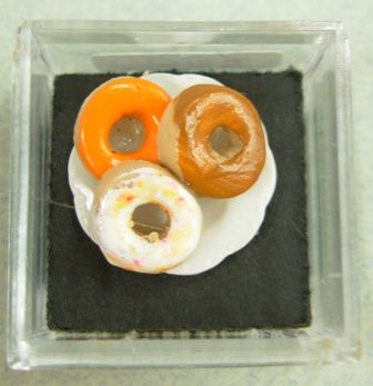 3 Donuts on Plate SH500