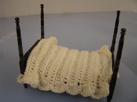 1/24th Mahogany Bed with Coverlet ala491