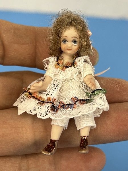 1/24th Little Girl with Curls lv2242