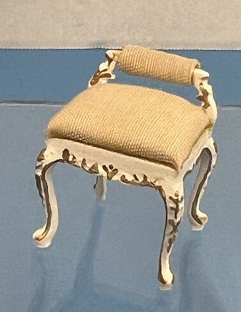 1/24th White and Gold Vanity Stool mc05703