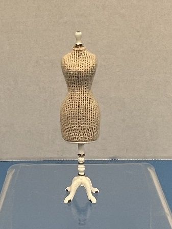 1/24th White Dress Form or Mannequin mc05708