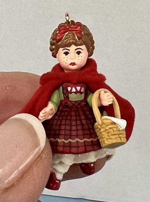 2004 Madame Alexander Red Riding Hood qxm5201